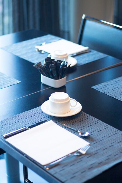 Une tasse de café sur la table.