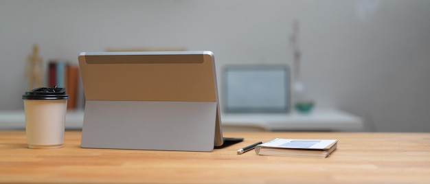 Photo une tasse de café sur la table.