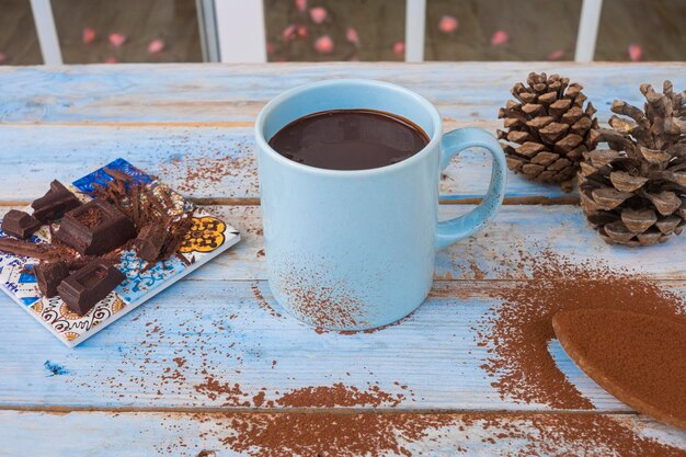 Photo une tasse de café sur la table.