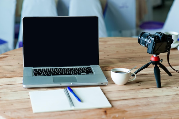 Photo une tasse de café sur la table.