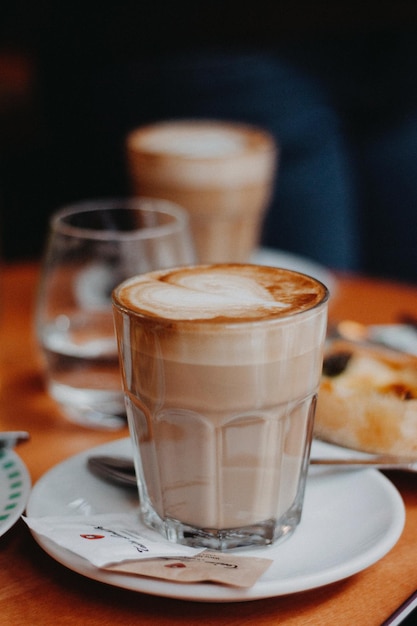 Une tasse de café sur la table.