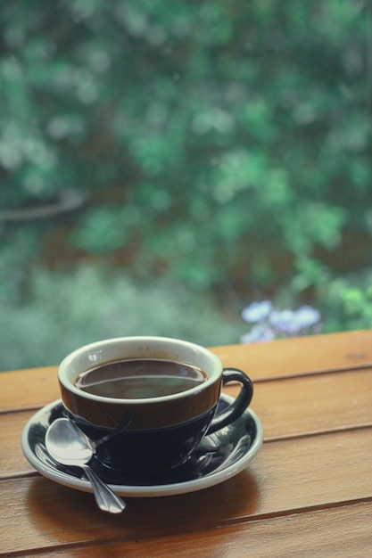 Une tasse de café sur la table.