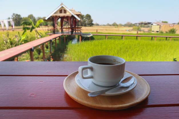 Photo une tasse de café sur la table.