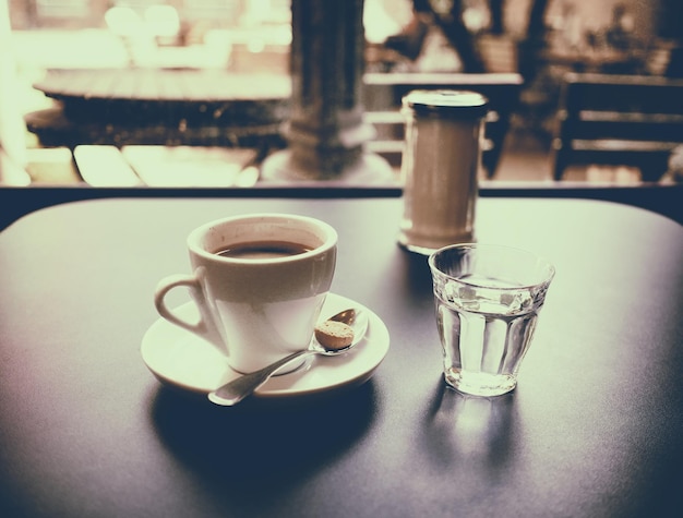 Une tasse de café sur la table.