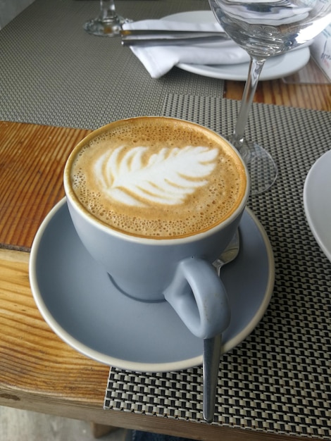 Une tasse de café sur la table.