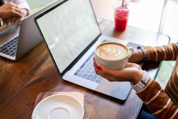 Photo une tasse de café sur la table.