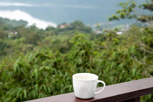 Photo une tasse de café sur la table.