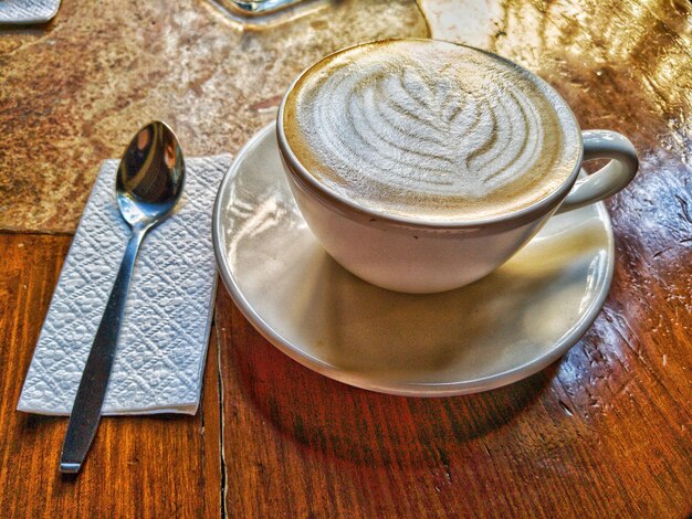 Photo une tasse de café sur la table.