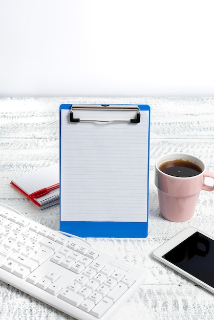 Photo une tasse de café sur la table.