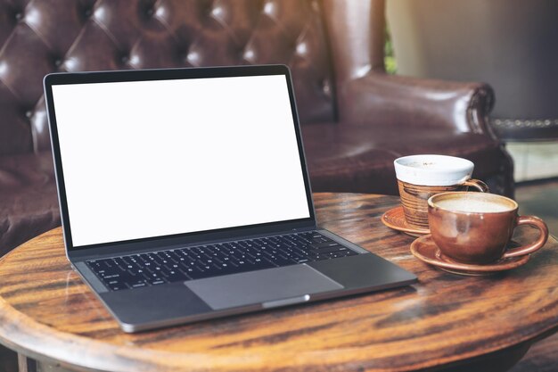 Une tasse de café sur la table.