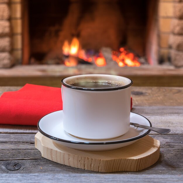 Photo une tasse de café sur la table.