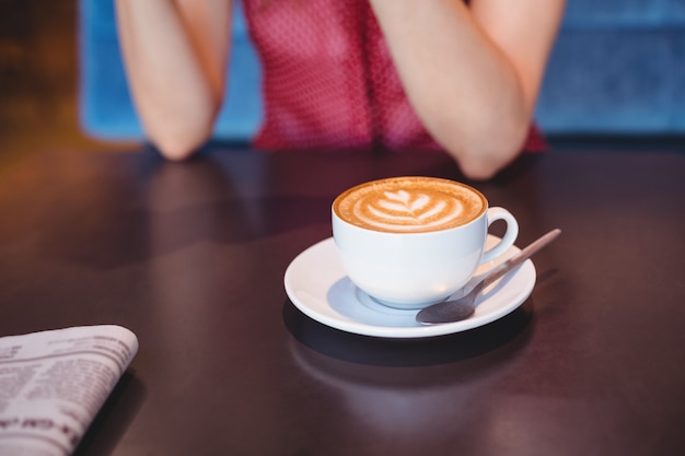 une tasse de café sur la table