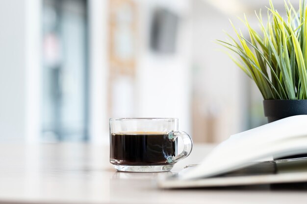 Une tasse de café sur la table.