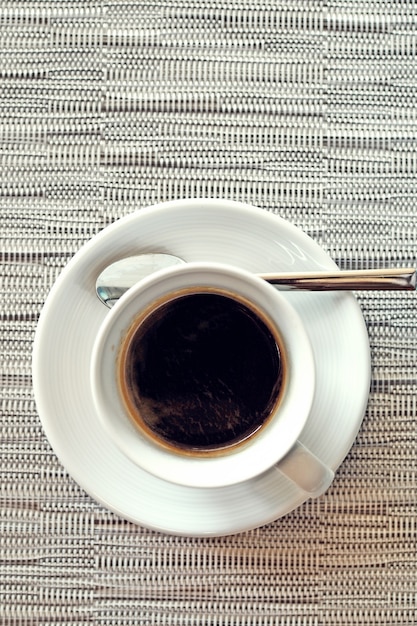 tasse de café sur la table