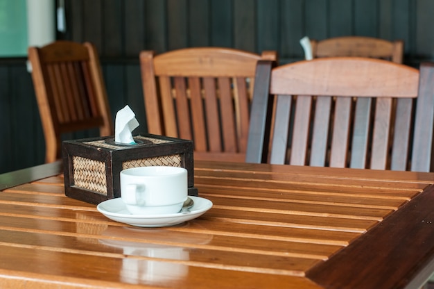 Une tasse de café sur la table