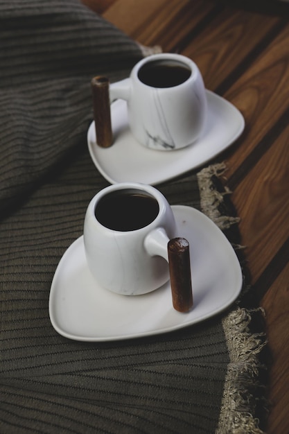 Une tasse de café sur la table