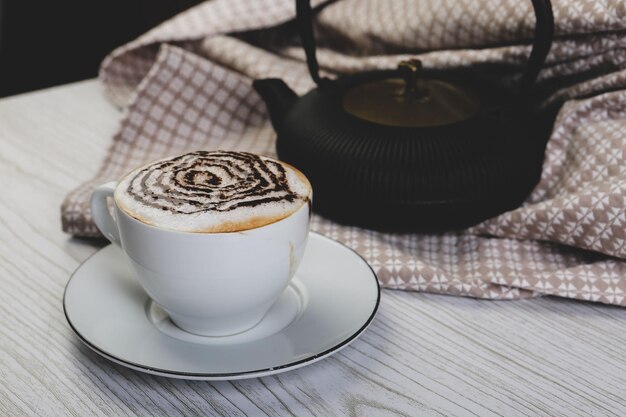 Une tasse de café sur la table