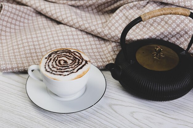 Une tasse de café sur la table