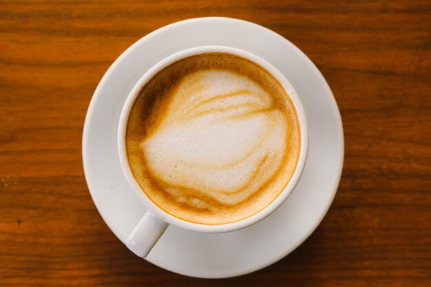 une tasse de café sur la table