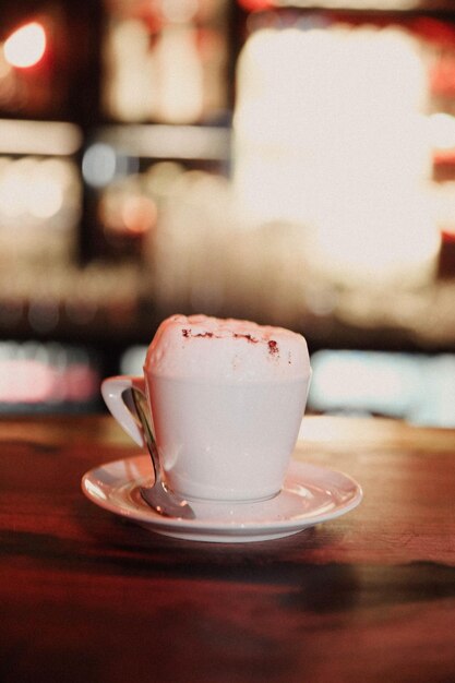 une tasse de café sur la table