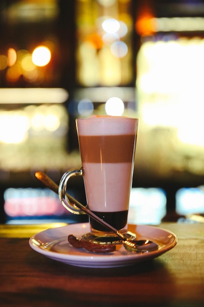 une tasse de café sur la table