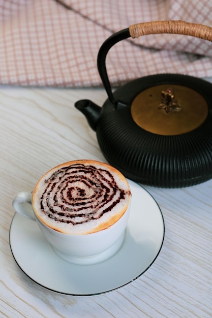 une tasse de café sur la table