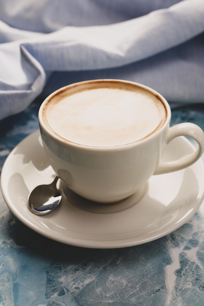 Une tasse de café sur la table