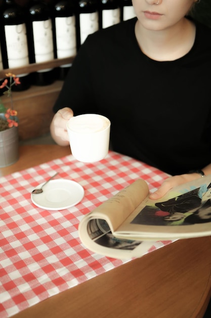 une tasse de café sur la table