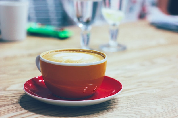 La tasse à café sur la table