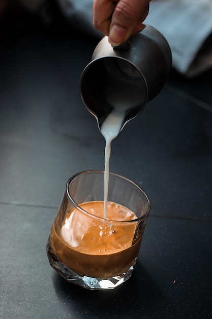 tasse de café sur un tableau noir au café