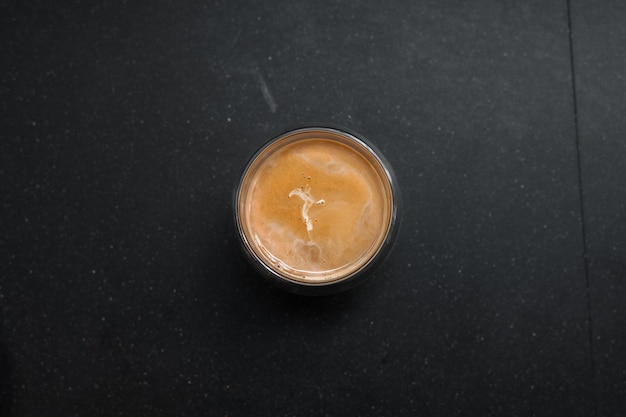 tasse de café sur un tableau noir au café