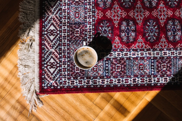 Tasse de café sur le tapis