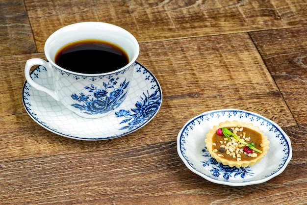 Tasse de café et tarte sur une assiette