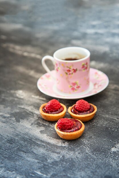 Photo une tasse de café et des tartes sur une table en bois.