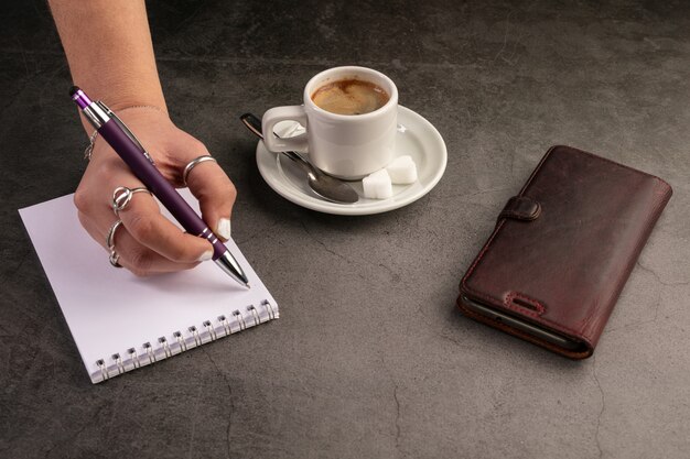 Tasse à café avec un téléphone et un ordinateur portable