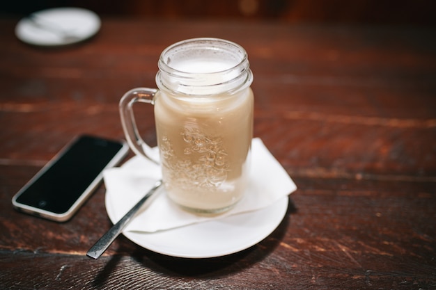 Une tasse de café et un téléphone portable sur la table