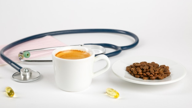 Une tasse de café et la tension artérielle d'une personne. Le café est-il bon pour vous?