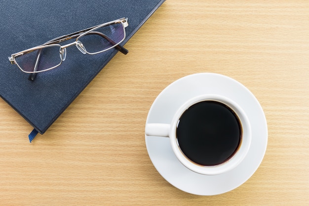 Tasse à café sur la terrasse en bois et verres