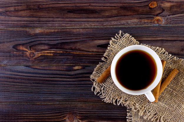 Tasse à café sur la texture de la table en bois. Vue d&#39;en-haut