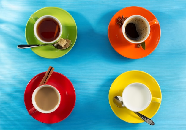 Tasse de café et de thé sur bois