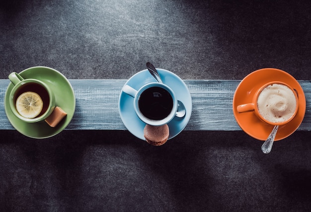 Tasse de café et de thé sur une surface en bois