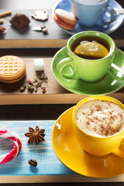 Tasse de café et de thé sur une surface en bois