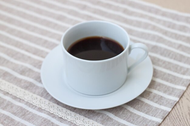 Une tasse de café sur un tissu mignon