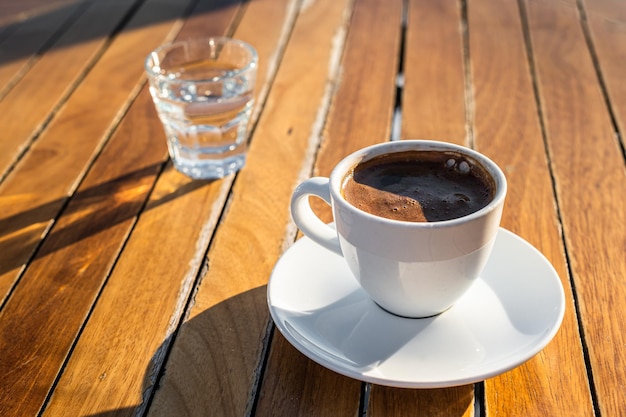 Tasse de café turc au café. Fond en bois. Vue de dessus. Espace de copie.