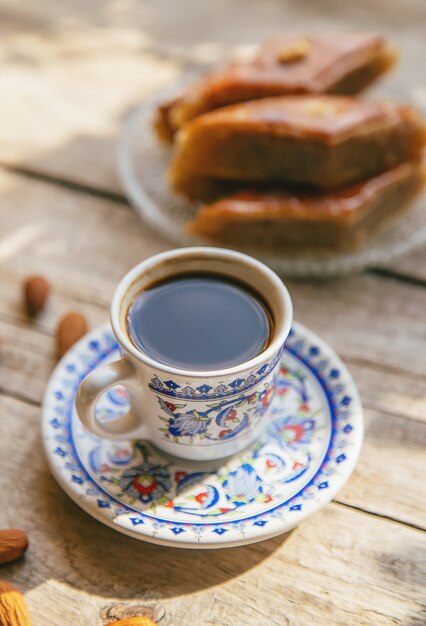 Une Tasse De Café Turc Et De Baklava. Mise Au Point Sélective.