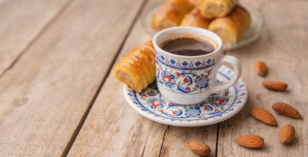 Une tasse de café turc et de baklava.