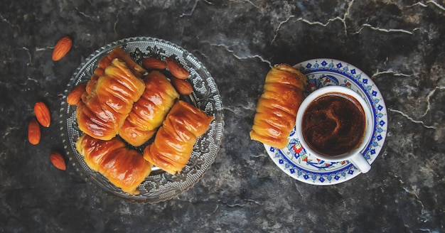 Une tasse de café turc et de baklava.