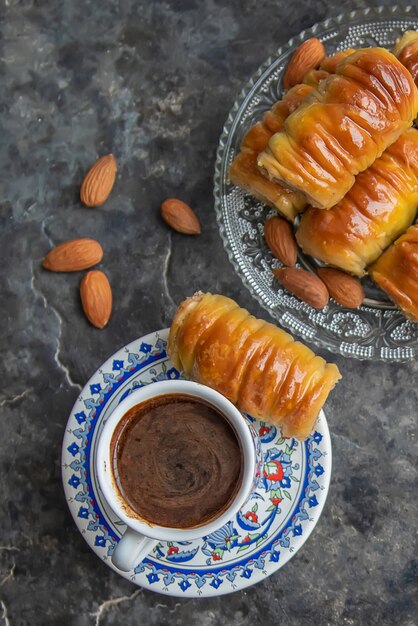 Une tasse de café turc et baklava