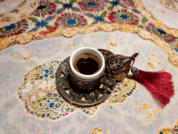 Une tasse de café turc chaud sur la table.