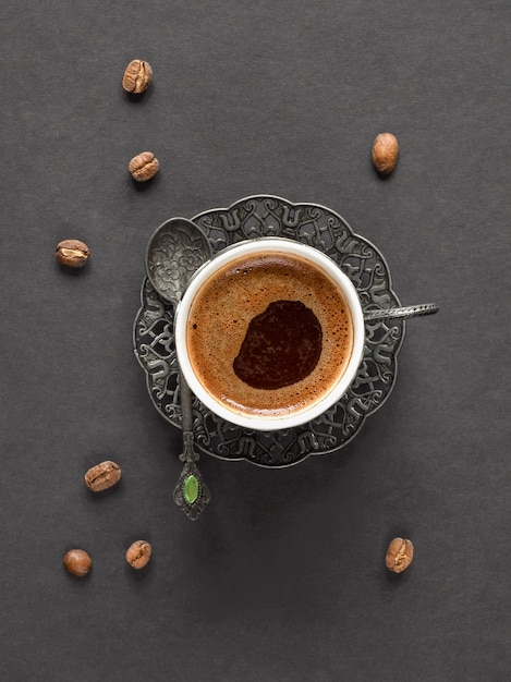 Une tasse de café turc noir sur fond noir.